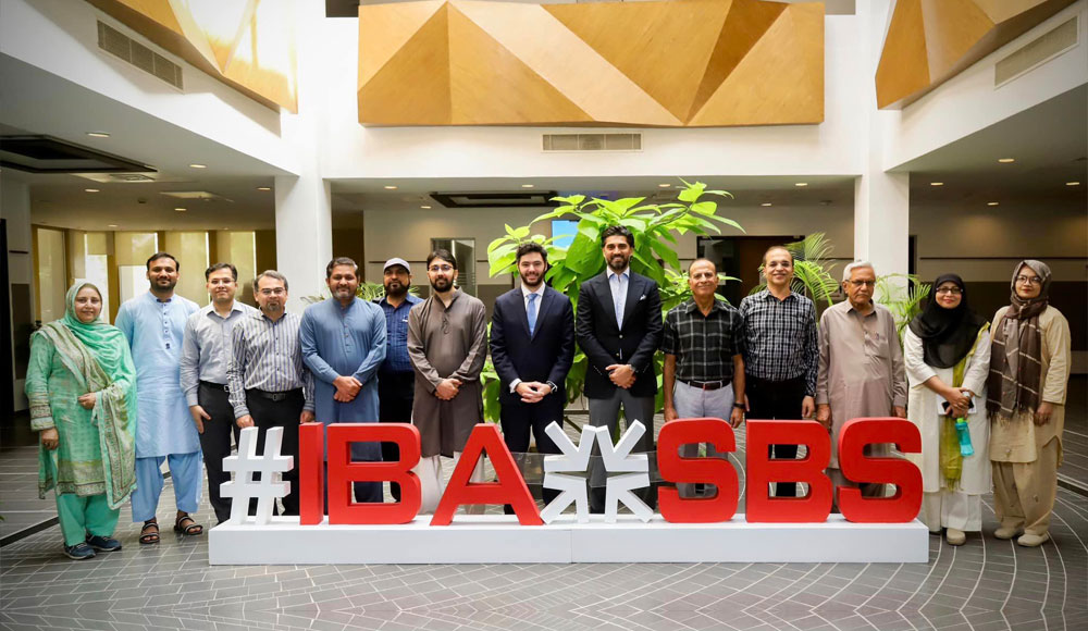 IBA SBS staff and students gathered in the atrium